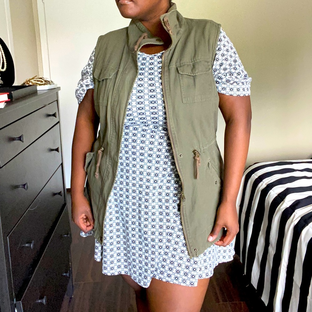 Sleeveless cargo safari jacket